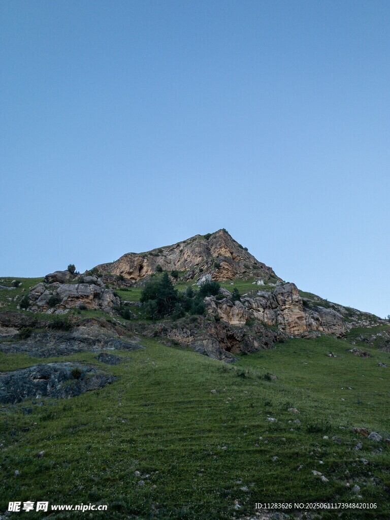 青山绿野间的秀丽山峰