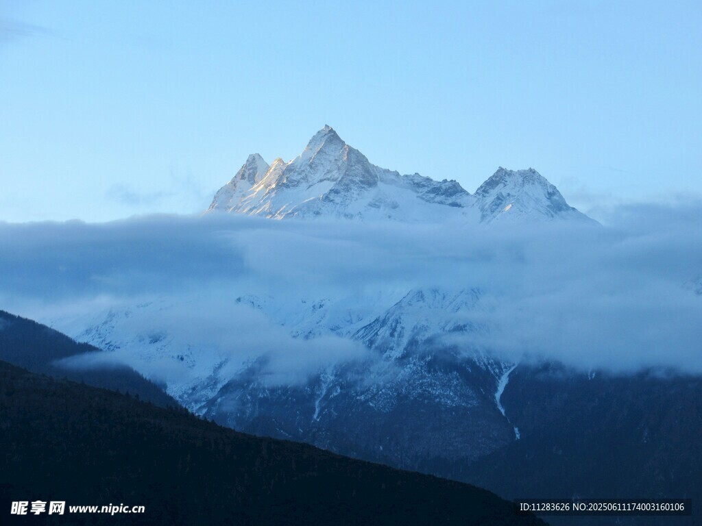 雪山云海壮丽景观