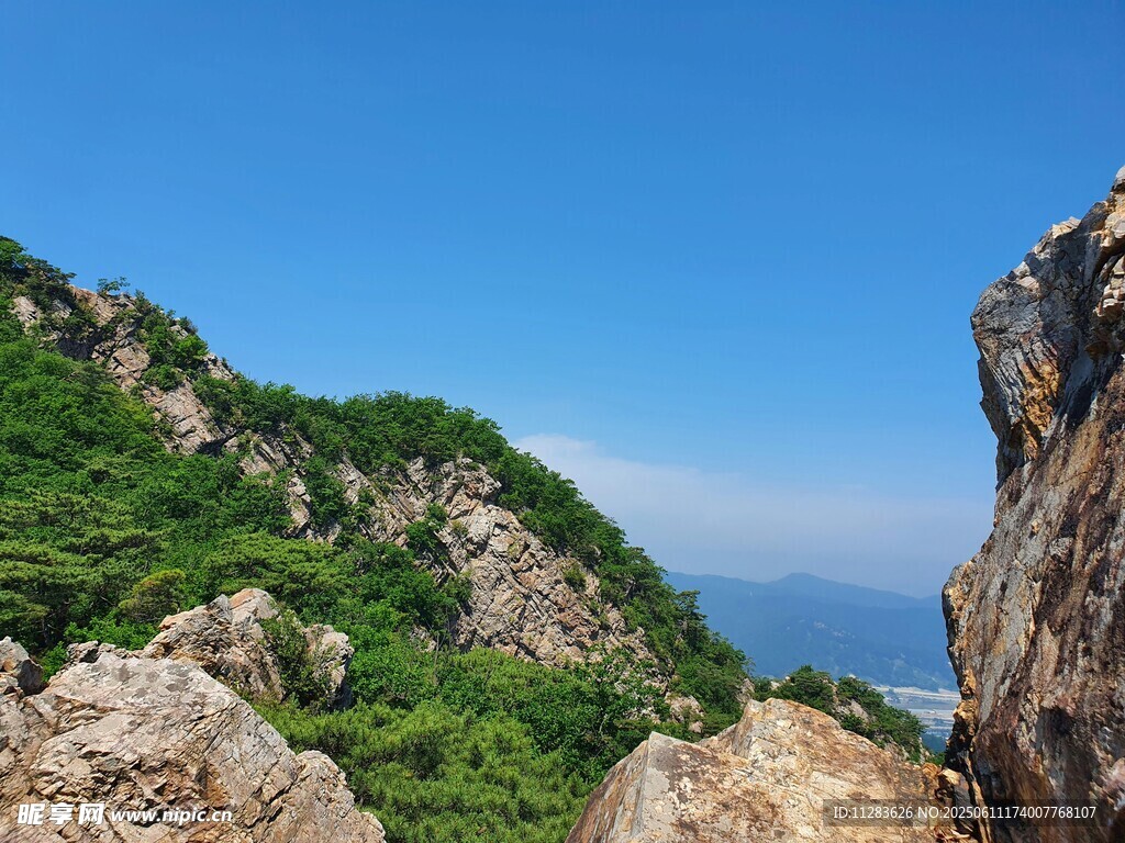 峻岭青山间的壮阔景致