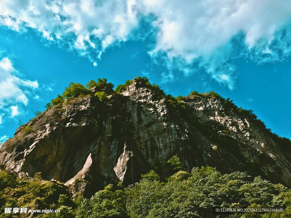 巍峨青山映蓝天