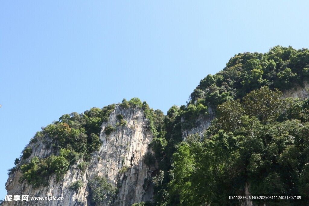 峻峭山峰覆绿植