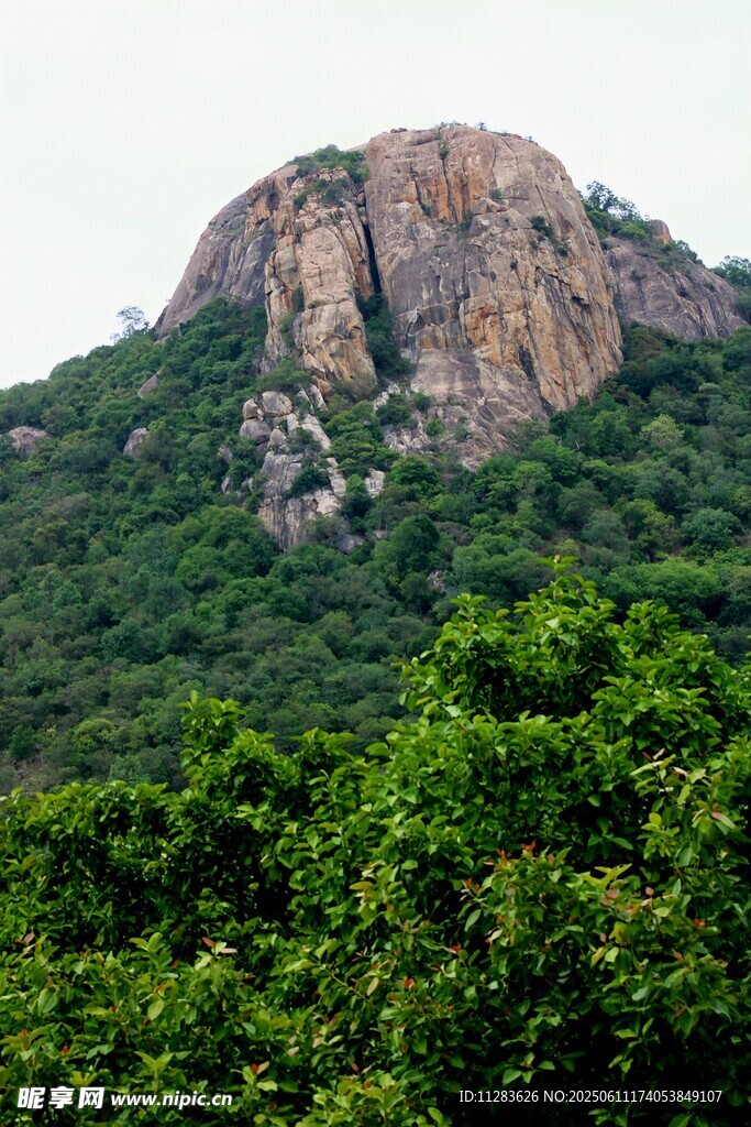 青山之巅的嶙峋岩石