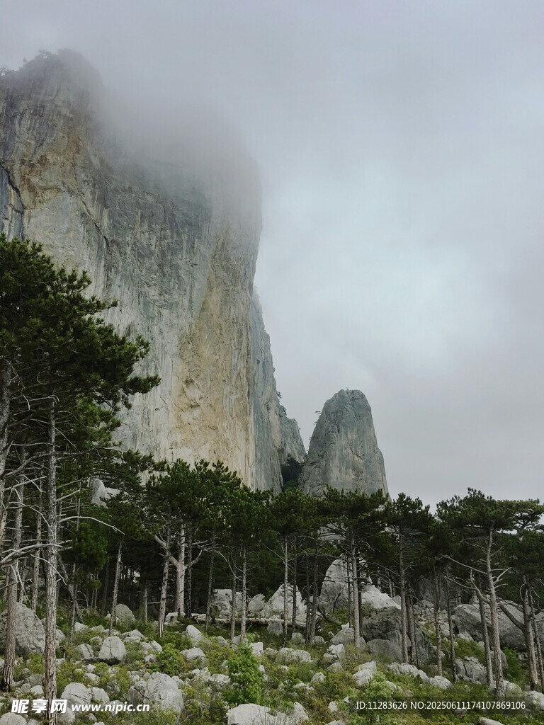 云雾缭绕的山间岩石景观