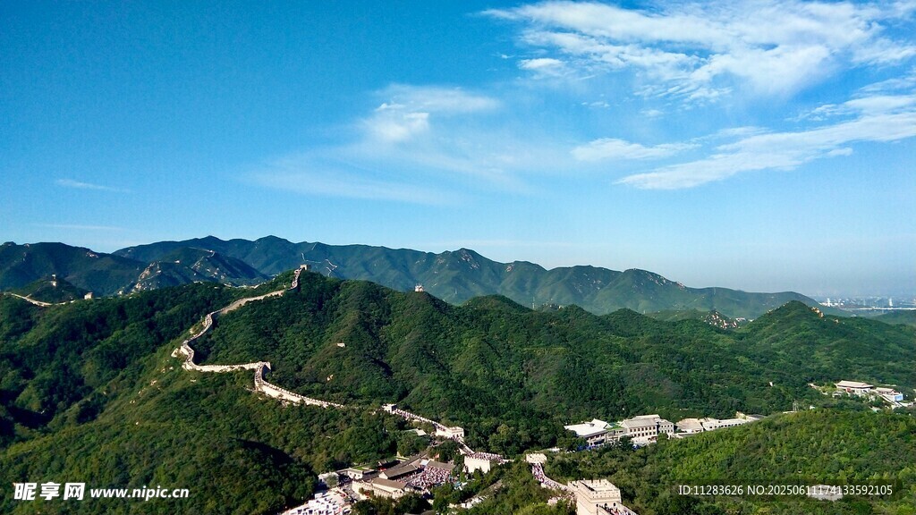 壮丽长城蜿蜒于青山之间
