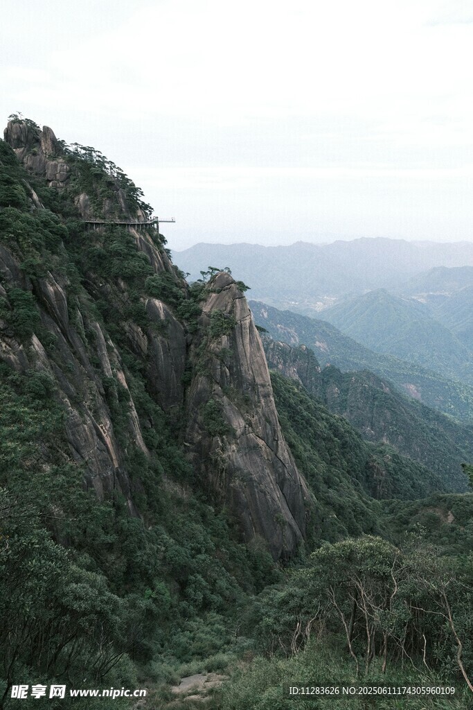 巍峨山峰