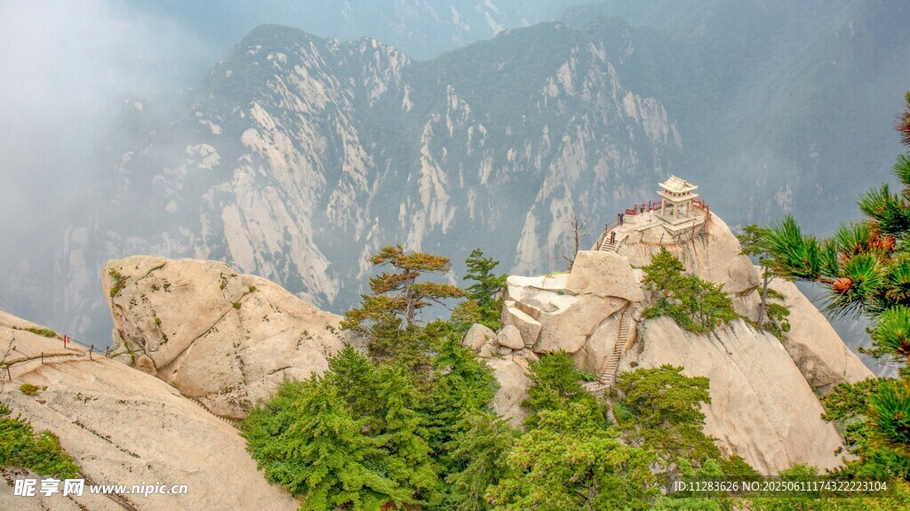巍峨山峦间的绿意景致
