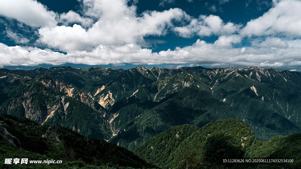 壮丽山峦与蓝天白云美景