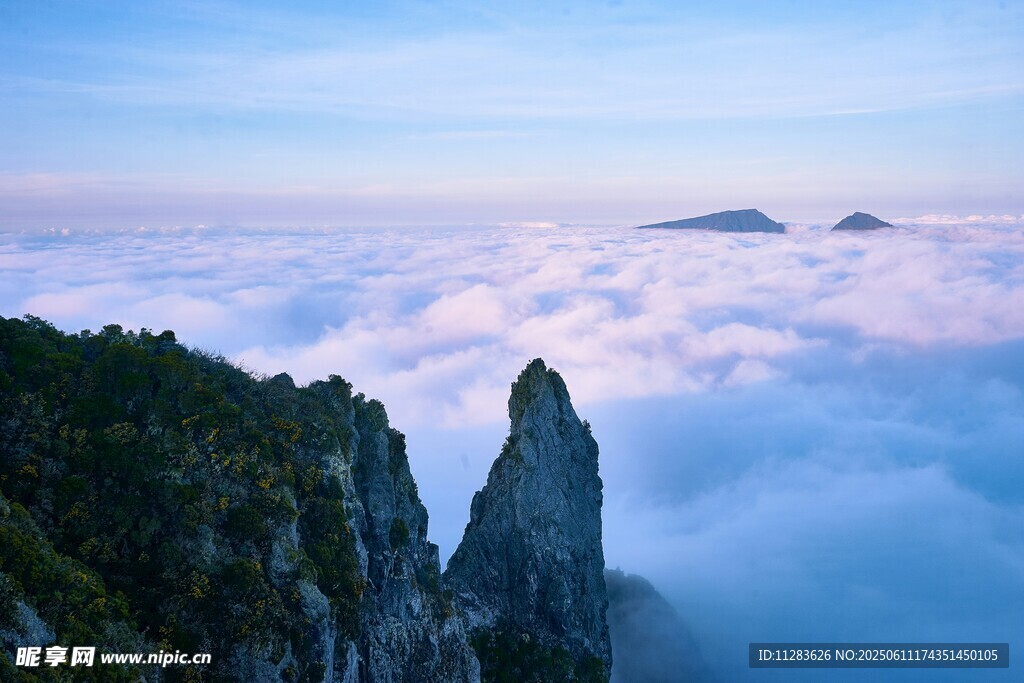 云海中的峻峭山峰