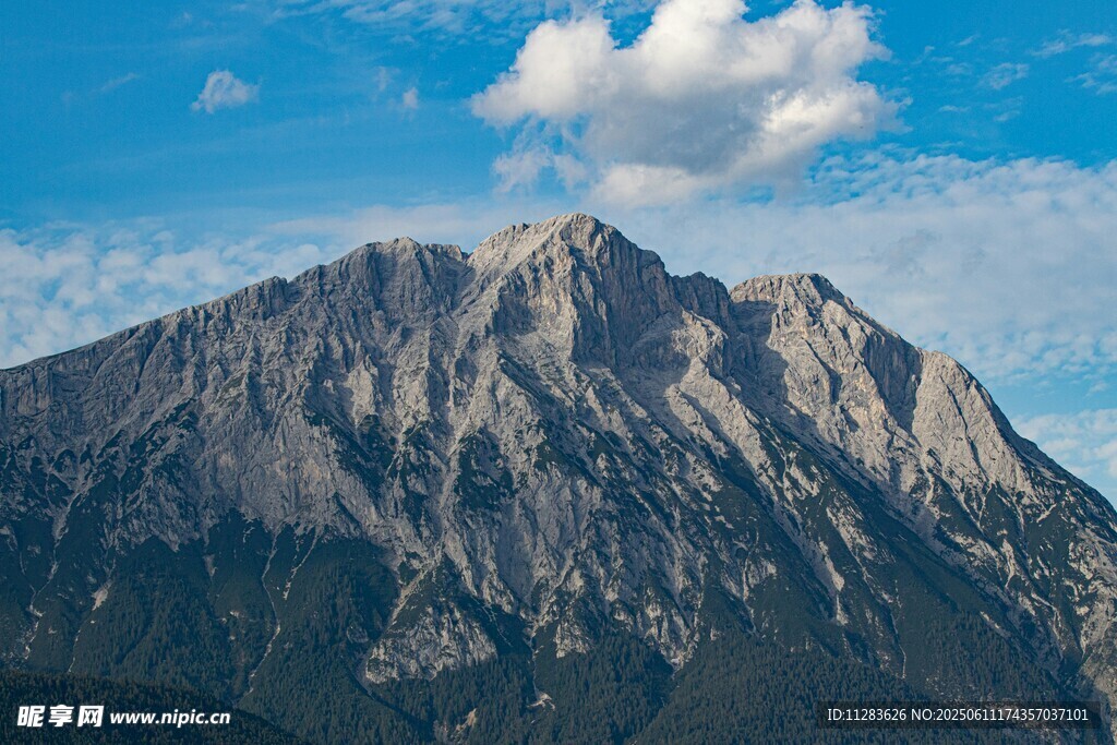 巍峨高山映蓝天