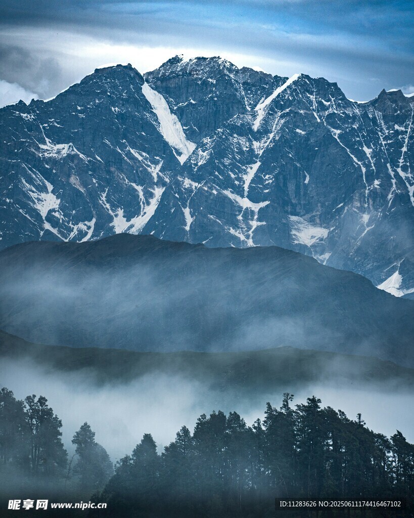 云雾缭绕的壮丽雪山景观