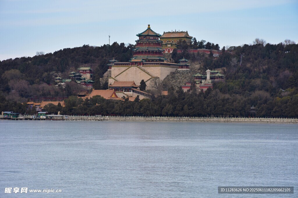 湖畔古建筑景观