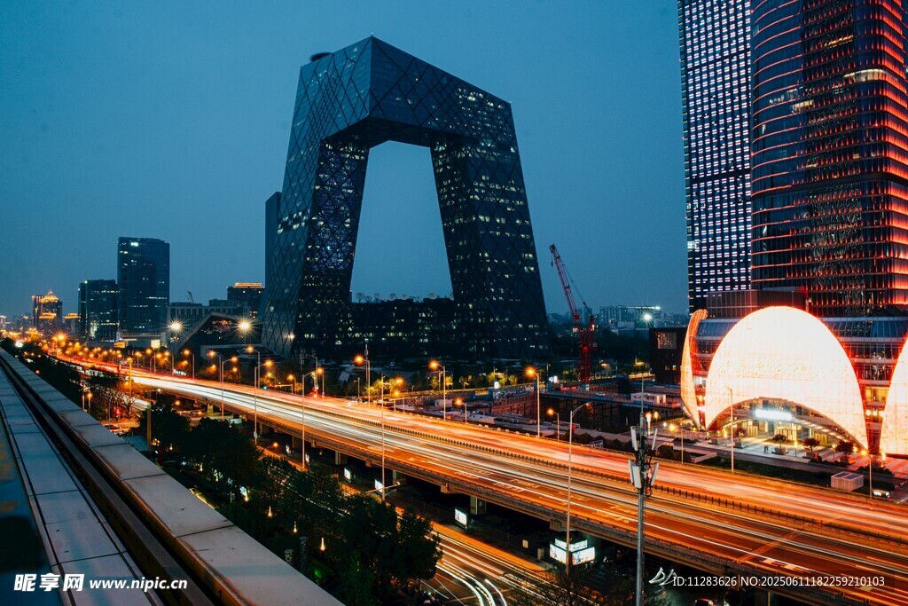 北京城市夜景中的地标建筑