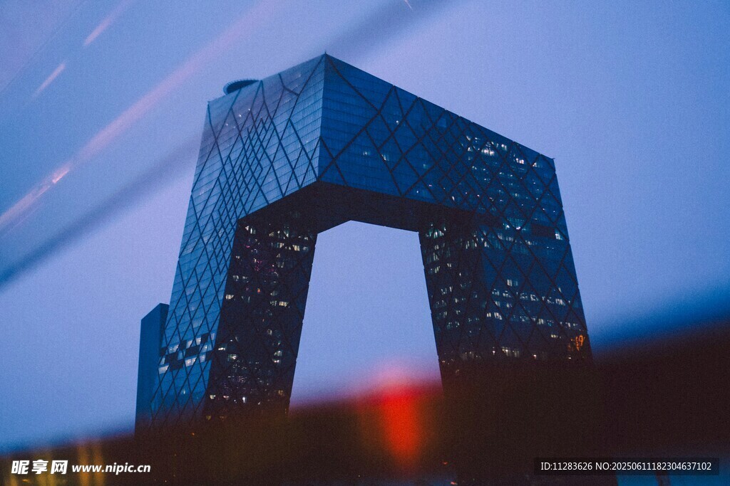 夜幕下的央视大楼