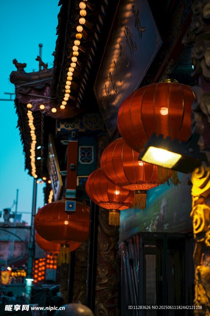 古建屋檐下的红灯笼