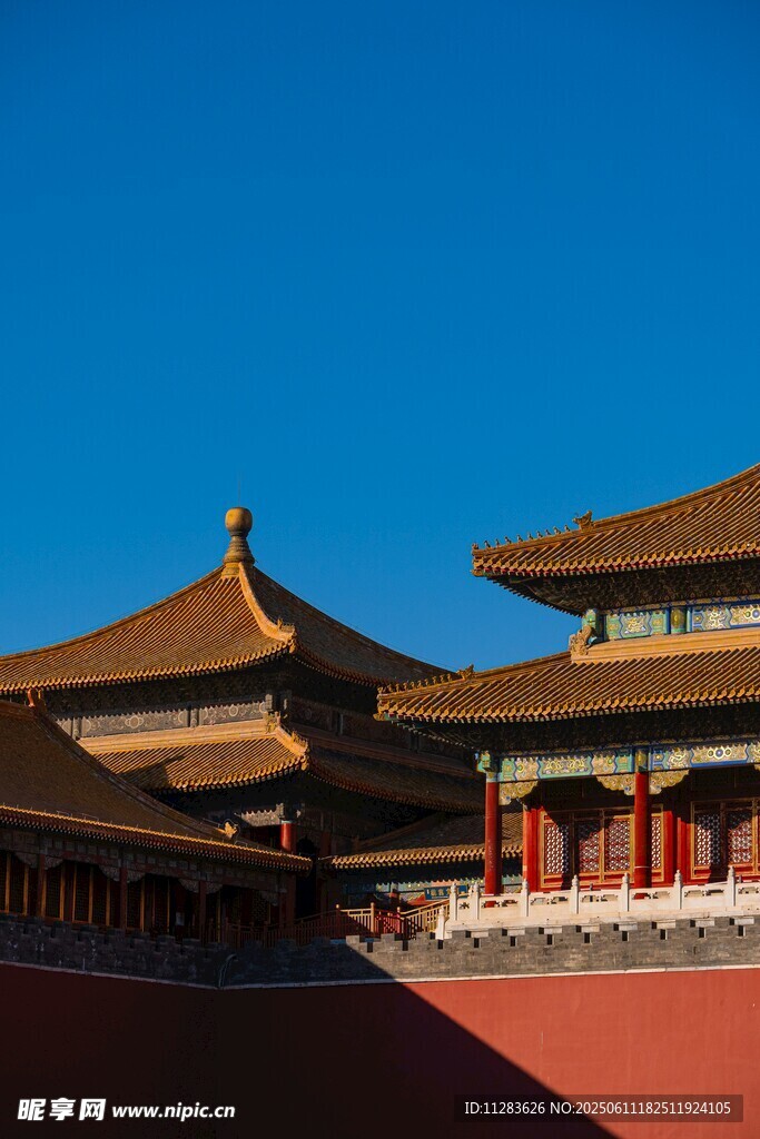 故宫古建筑群蓝天背景下