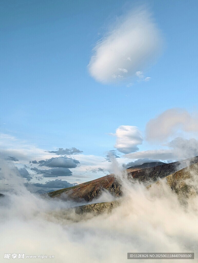 云海中的山峦美景