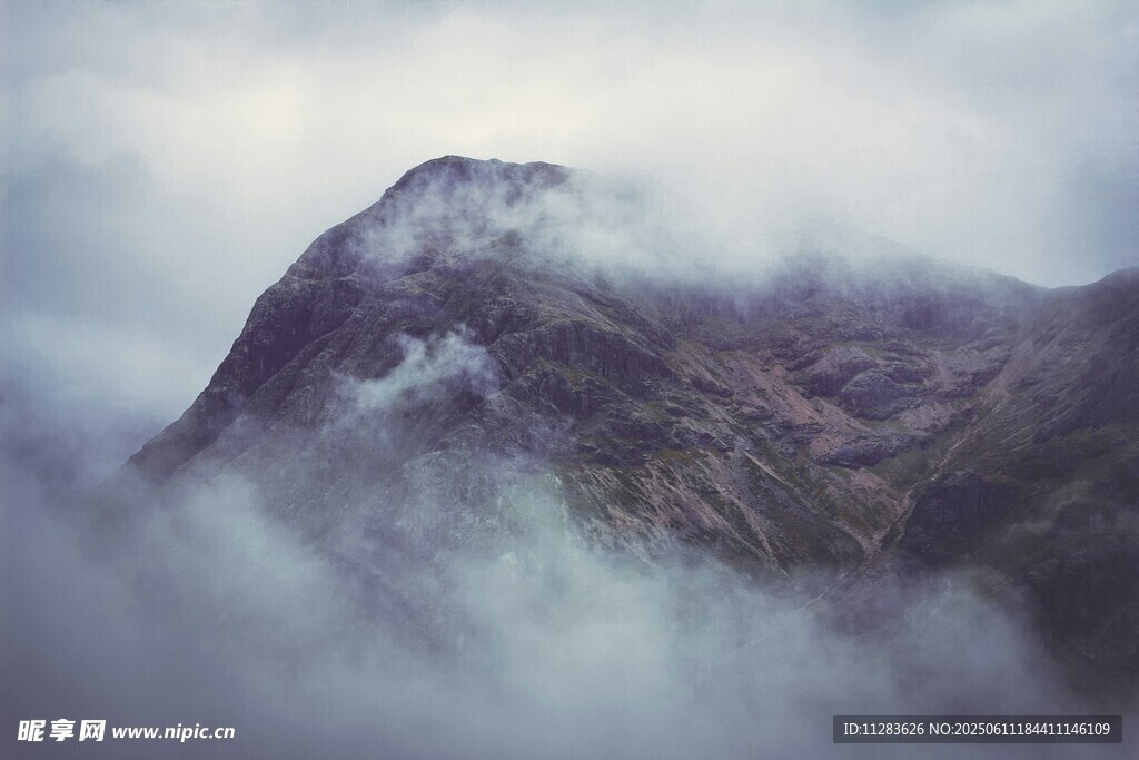 云雾缭绕中的巍峨山峰