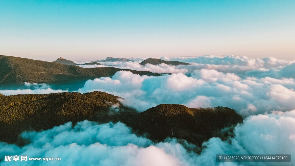 云海之上的壮丽山景