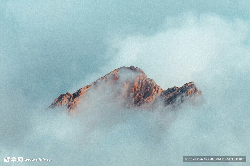 云雾缭绕中的巍峨山峰