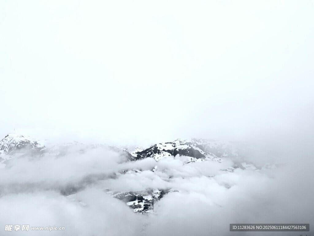 云海中的山峦
