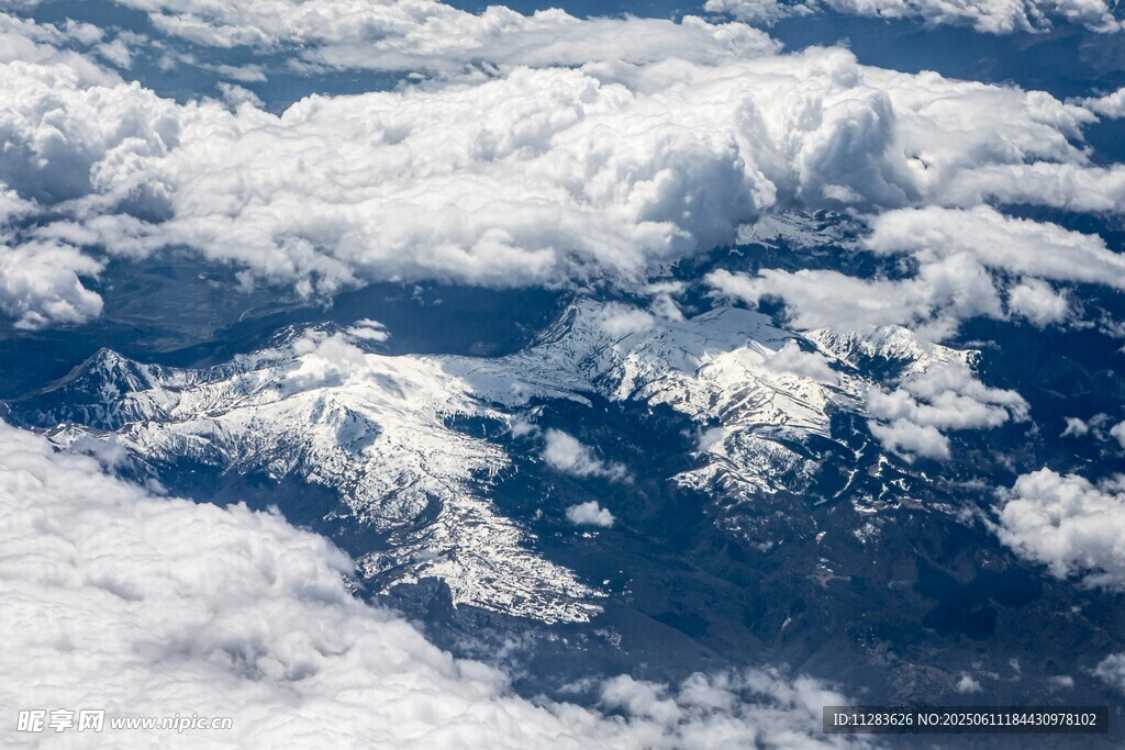 高空俯瞰雪山云海美景