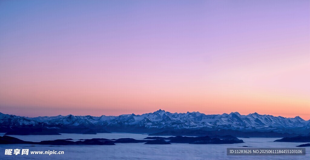 雪山日出美景