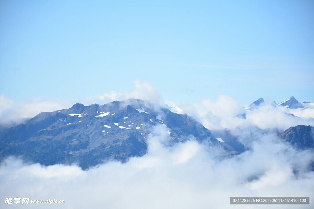 云海之上的壮丽雪山