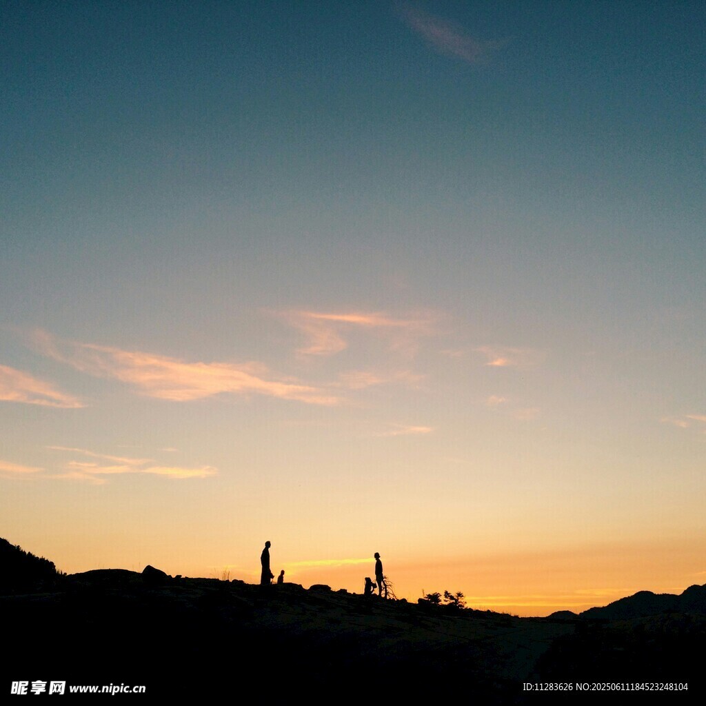 夕阳下的两人剪影