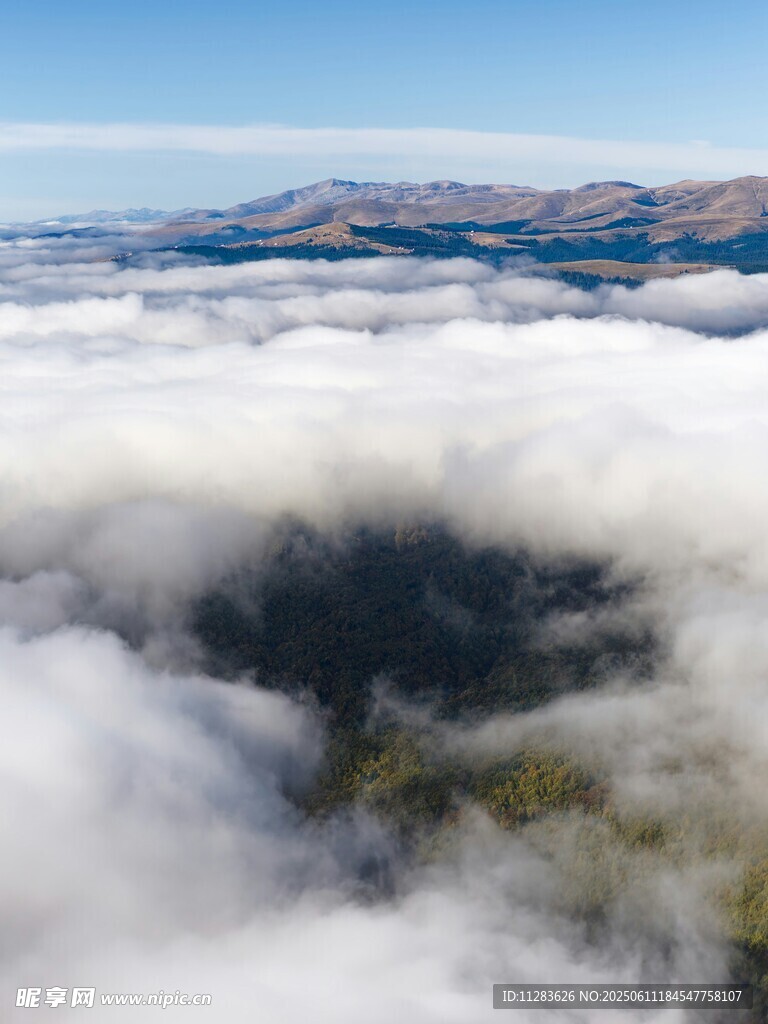 云海之上的壮丽山峦景观