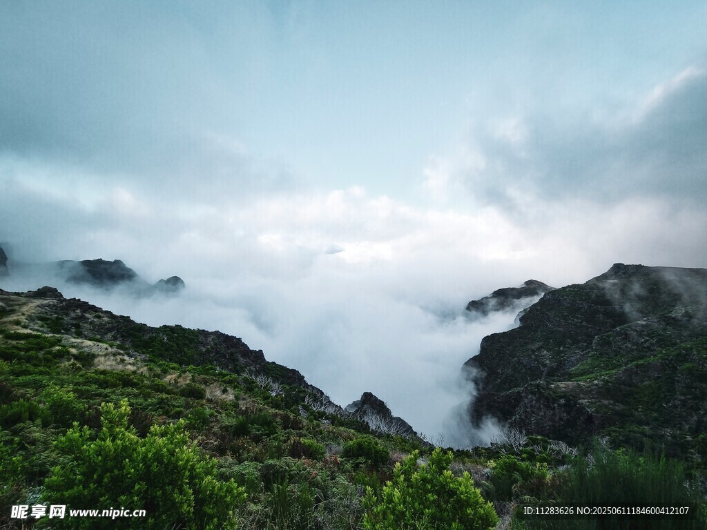 云雾缭绕的山间美景