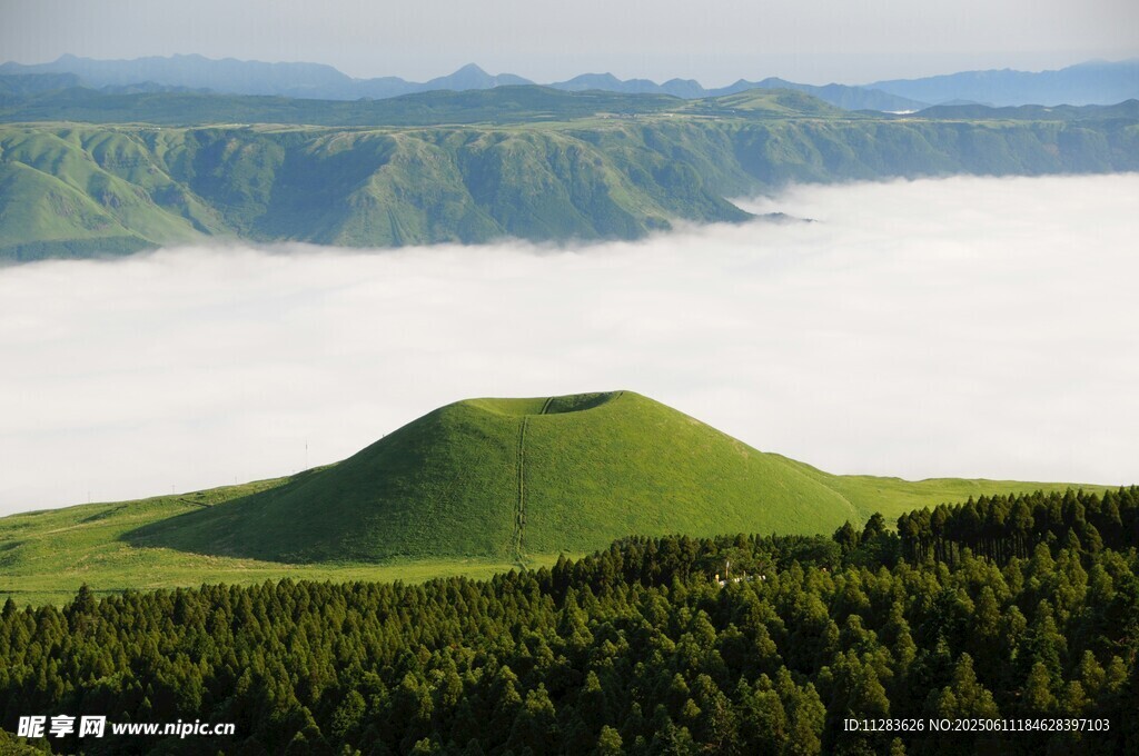 山峦云海间的翠绿景致
