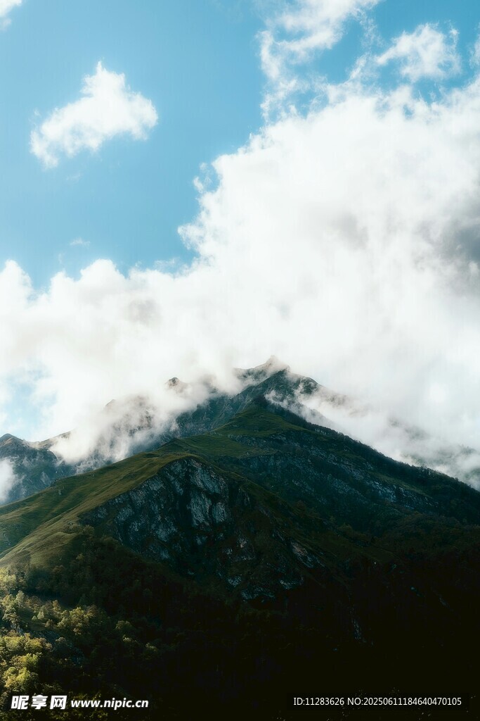 蓝天白云下的巍峨青山