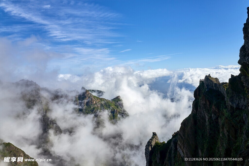 云海中的巍峨山峰