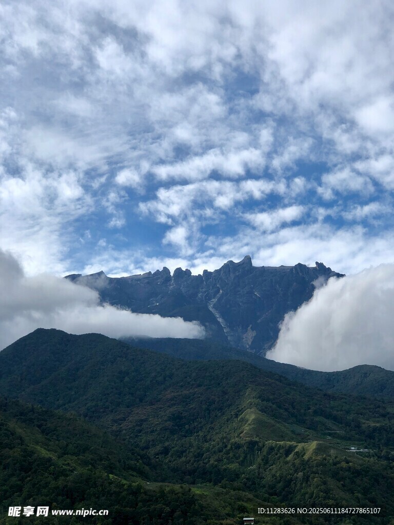 云雾缭绕的壮美山峦景色