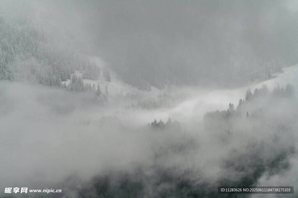 山间云雾缭绕的朦胧美景