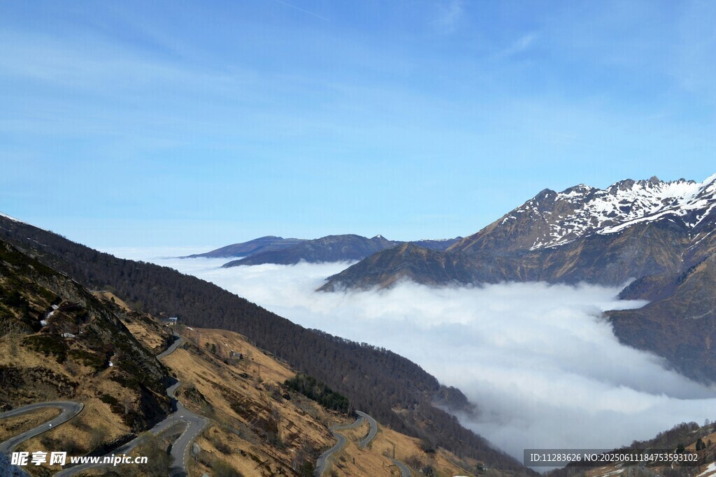 山间云海公路壮丽景观