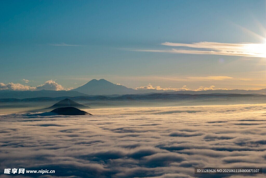 云海之上的壮丽山景