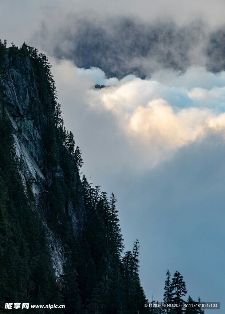 云雾缭绕的巍峨山峰