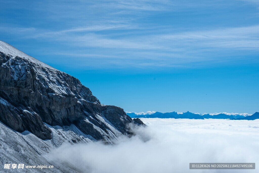 雪山云海壮丽风光