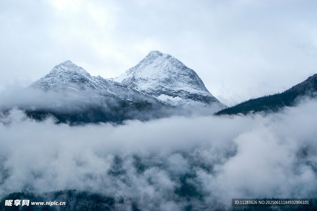 云雾缭绕的巍峨雪山