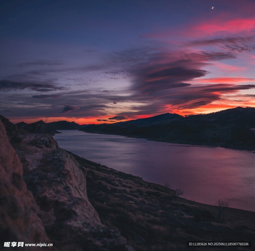 湖畔绚丽晚霞星空美景