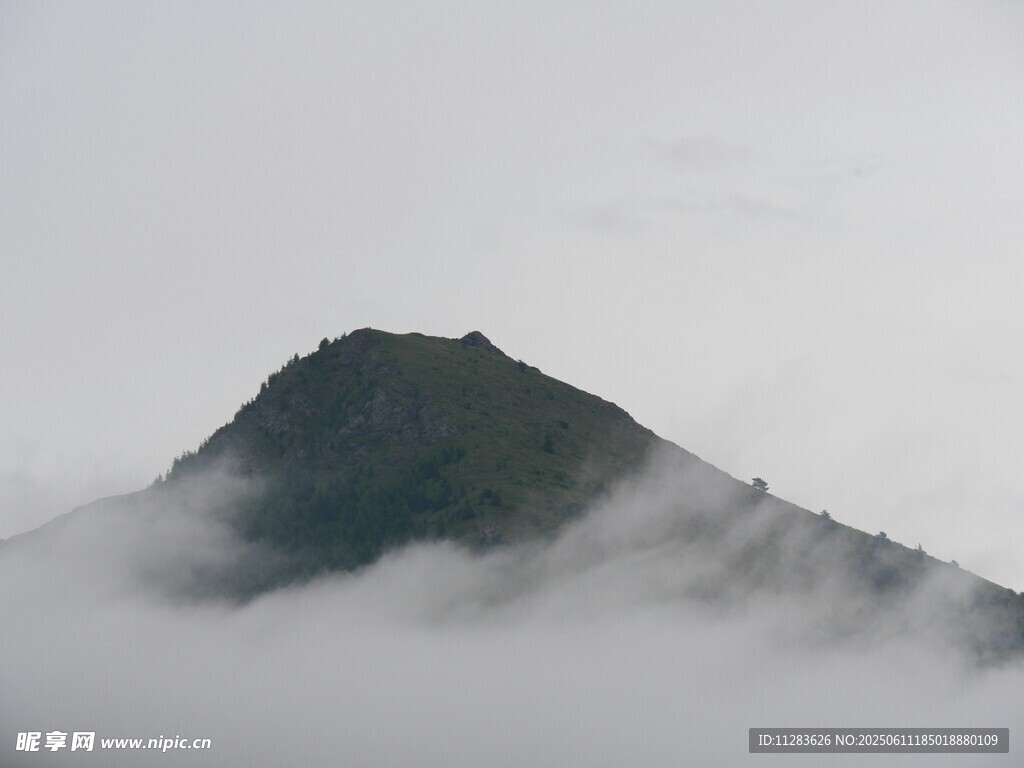 云雾缭绕中的巍峨山峰