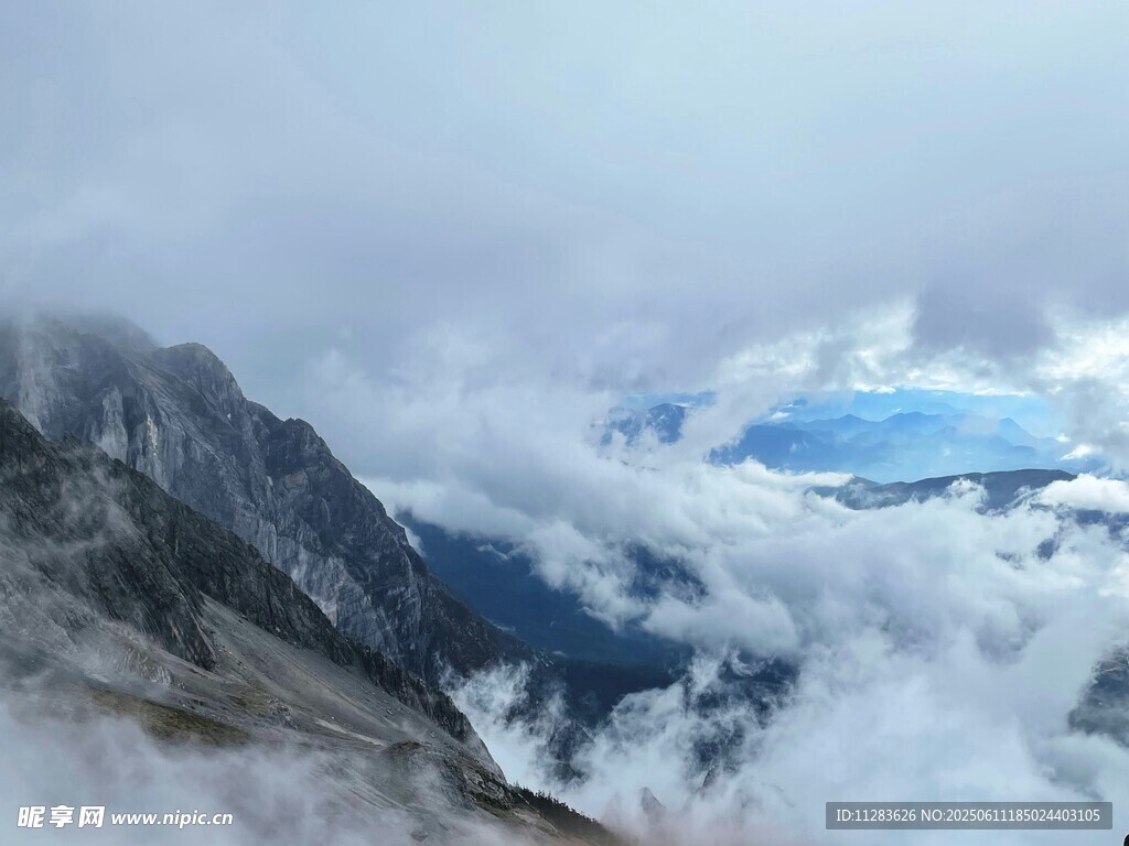 云雾缭绕的壮丽山景