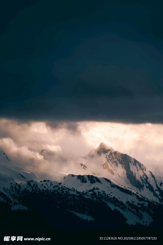 雪山云海间的壮丽曙光