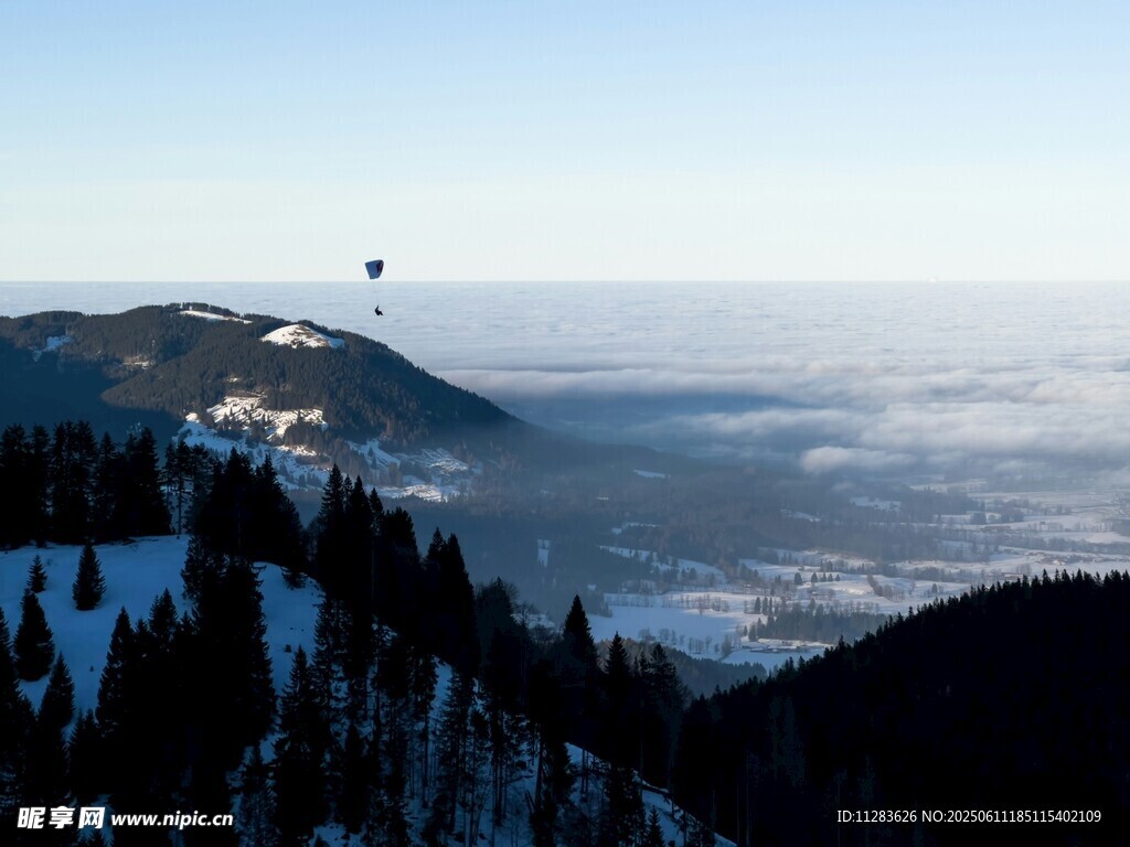 雪山远眺美景
