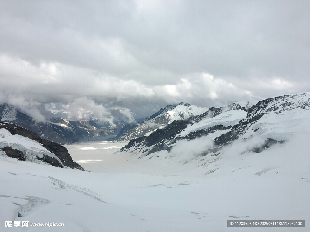 雪山云海壮丽自然景观
