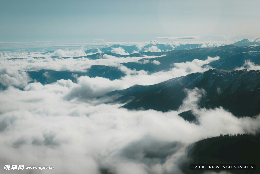 云海中的山峦美景