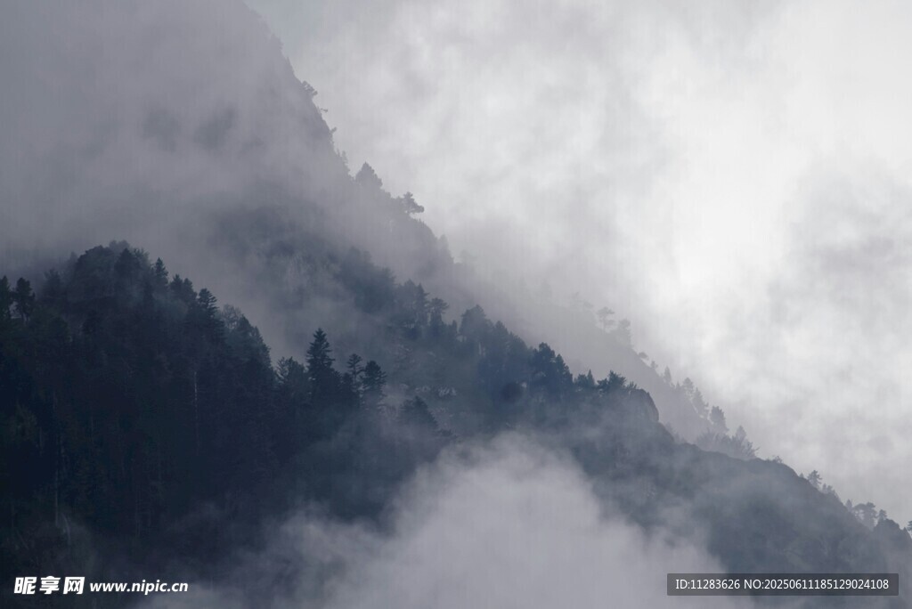 云雾缭绕的山间美景