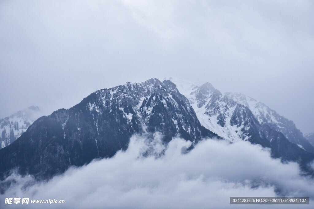 云雾缭绕的巍峨雪山