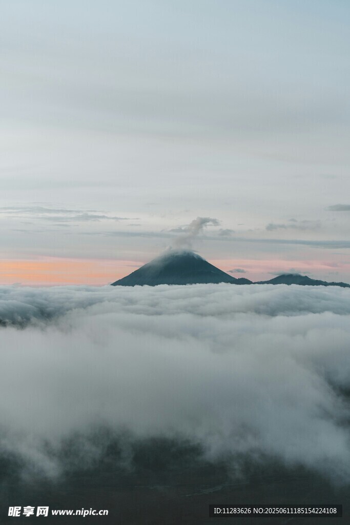 云海之上的壮丽山峰
